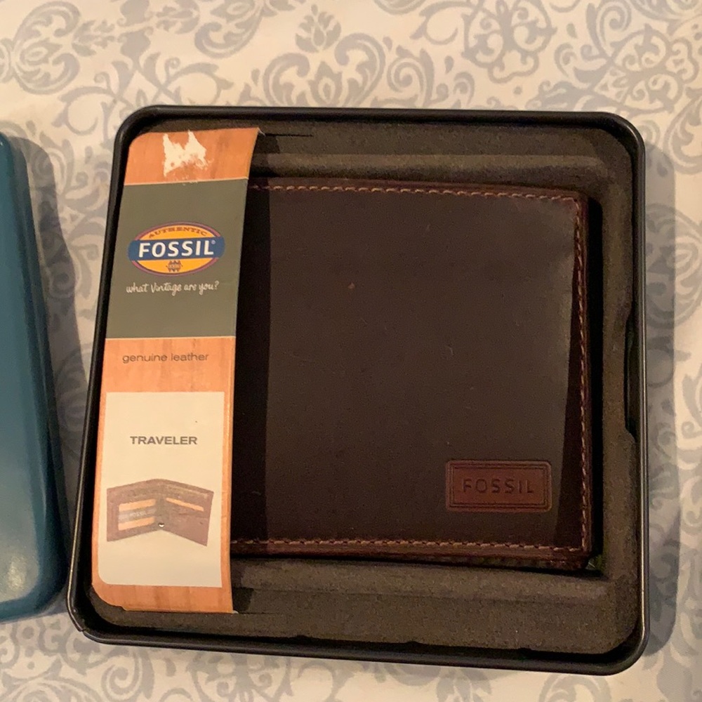 Fossil Genuine Leather Traveler Wallet in Tin